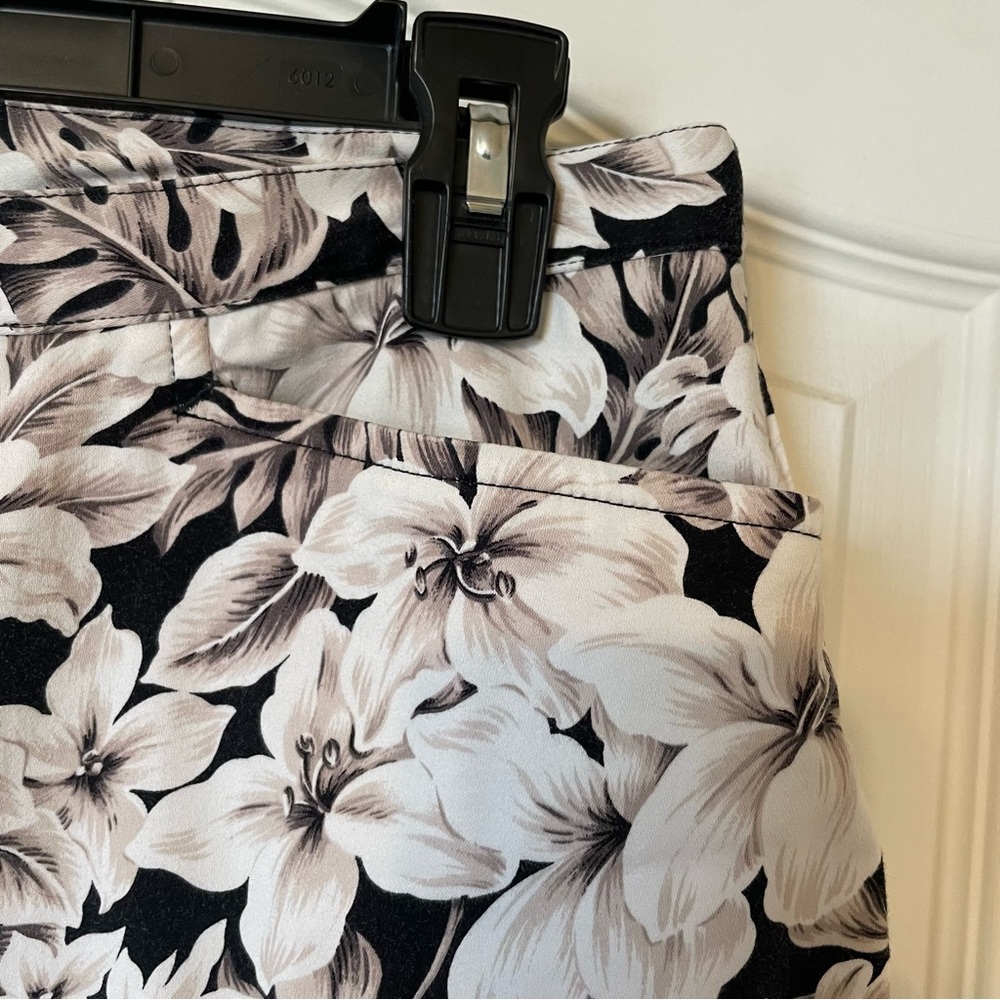 Womens Jones New York cropped pants black and white tropical floral print sz M
